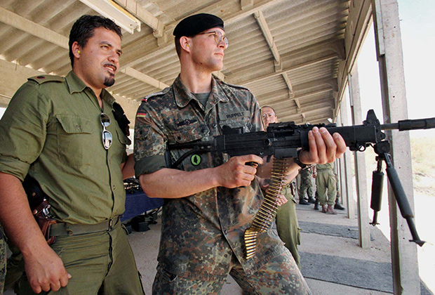 Германский солдат с израильским пулеметом Negev