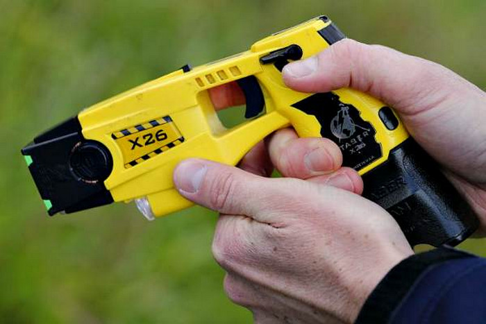 В Швеции полицейских планируют вооружить электрошокерами «Тазер»