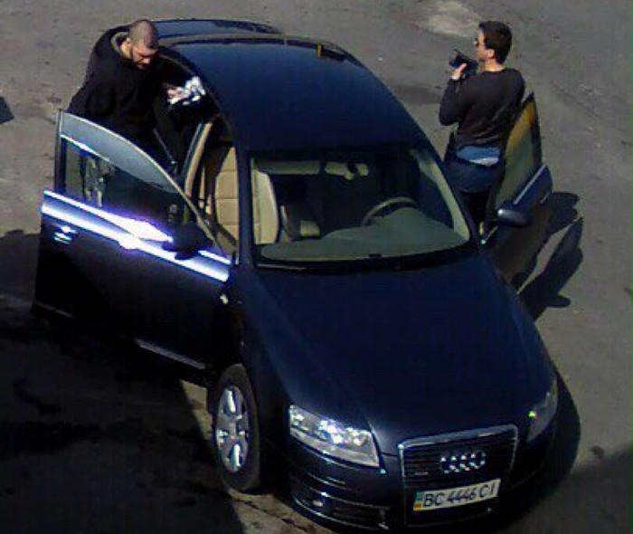 Тарас Позняков (праворуч) біля свого автомобіля Audi А-6