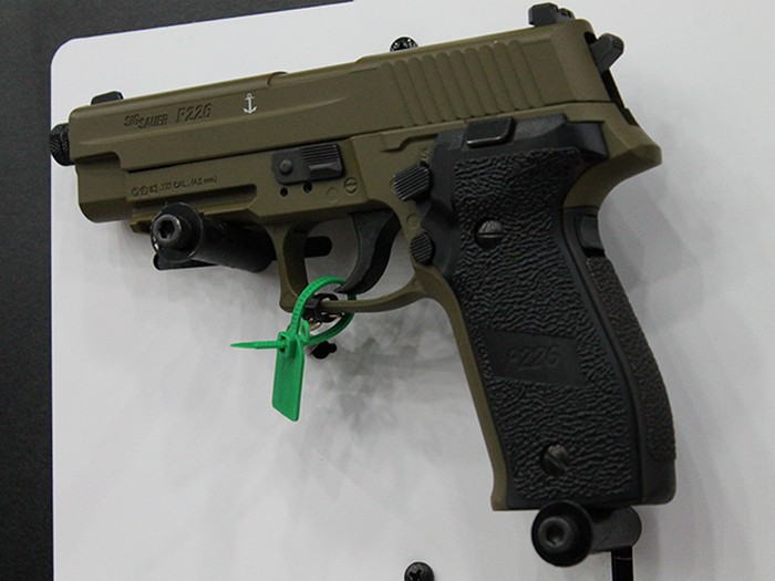 Модель P226 выглядит и ощущается в руке, как настоящее огнестрельное оружие