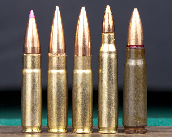Патроны .300 AAC Blackout (три первых слева) в сравнении с боеприпасами 5,56×45 мм NATO и 7,62×39 мм (справа)