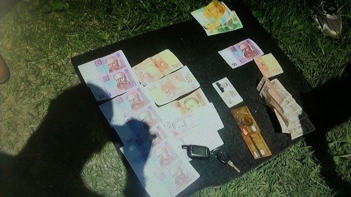 В Ивано-Франковской области полицейский за взятки помогал получать оружие