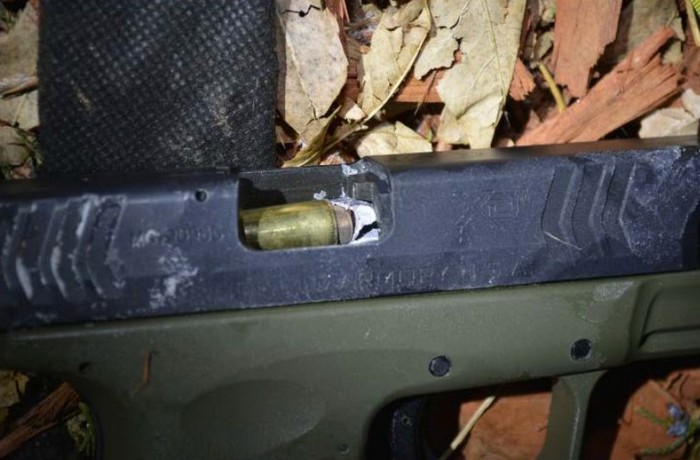 Одна з куль поліцейського влучила точно в канал ствола пістолета злочинця і заклинила зброю