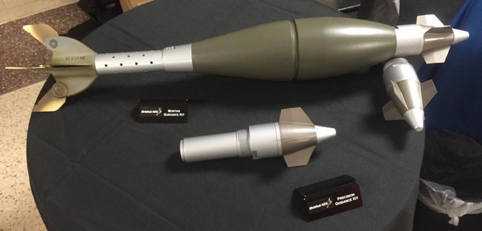 Оснащенная PGK минометная мина и отдельно комплект PGK для 155 мм снаряда