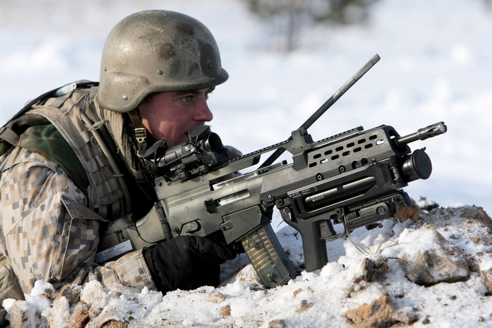 Латвийский солдат, вооруженный винтовкой HK G36 с гранатометом HK269
