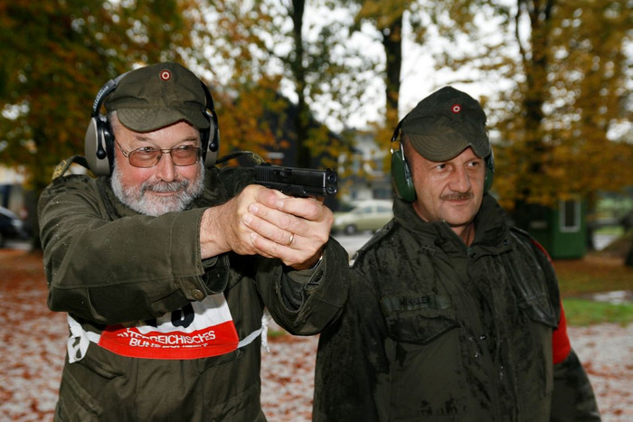 Австрийские резервисты с пистолетом P80 (Glock 17)