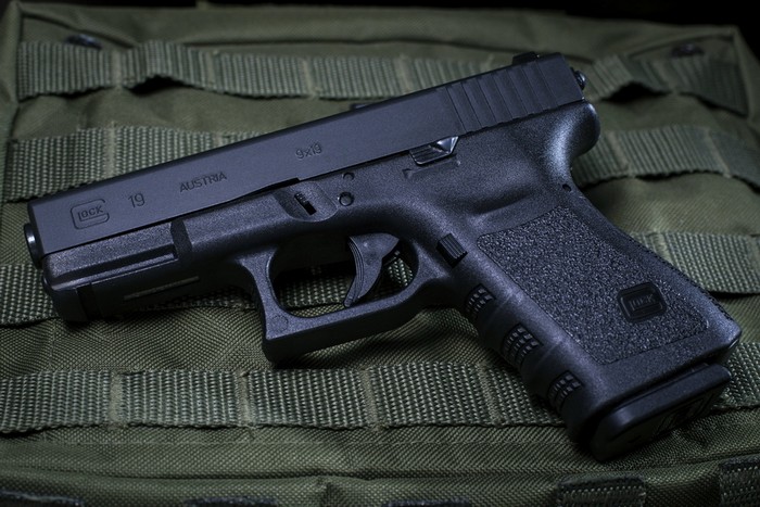 Glock 19 — компактная модификация исходного Glock 17, отличается укороченным стволом (102 мм против 114 мм) и штатным магазином на 15 патронов вместо магазина на 17 патронов у Glock 17