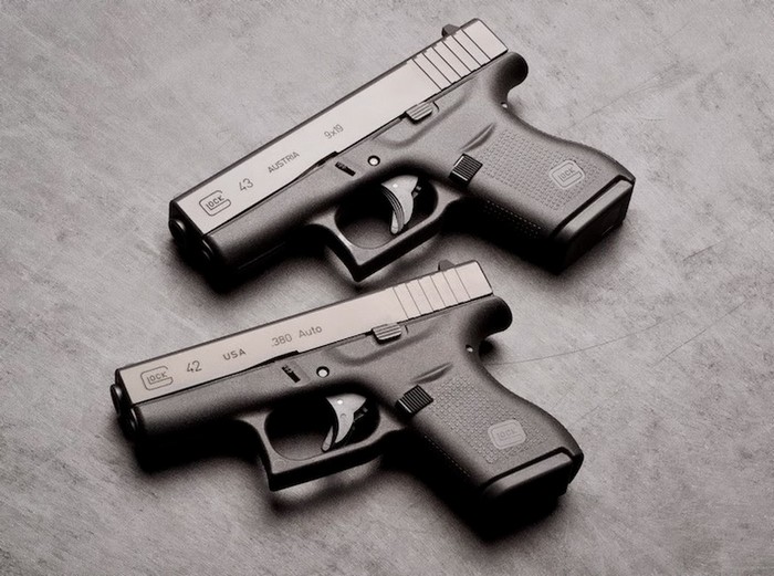 Glock 42 и Glock 43 — две субкомпактные «тонкие» модели под патрон .380 ACP и 9×19 мм Парабеллум соответственно. Это первые модели «Глока» под однорядный магазин емкостью в шесть патронов