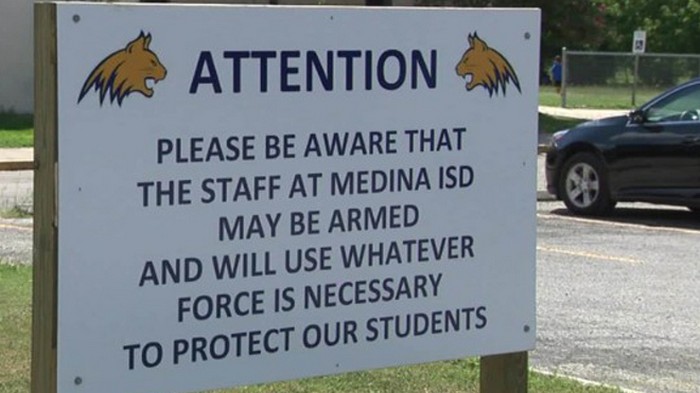Учителя техасской школы вооружены и готовы защищать своих учеников