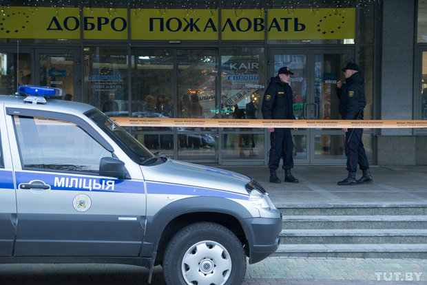 В Минске мужчина с бензопилой устроил резню в торговом центре