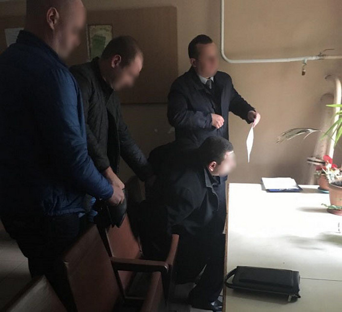 В Николаеве полицейский требовал взятку за оформление разрешения на оружие