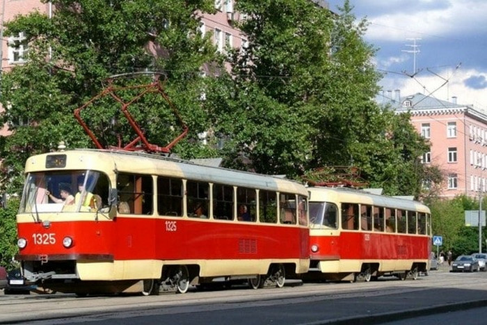 В Киеве пассажир трамвая угрожал оружием контролерам
