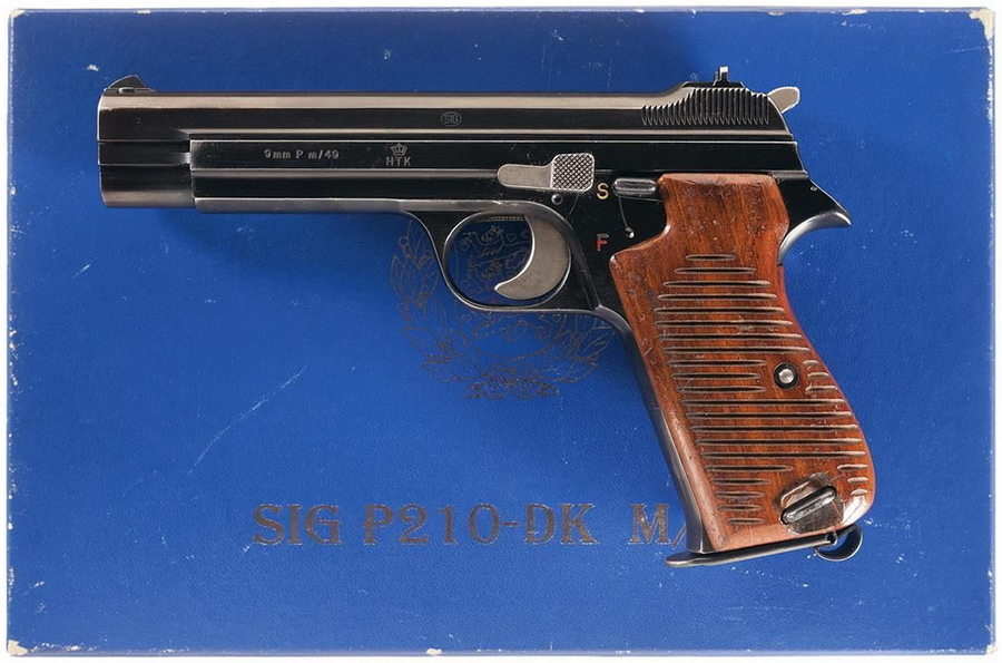 Pistol M/49 – пистолет датского заказа, с хорошо заметной эмблемой в виде короны на рамке