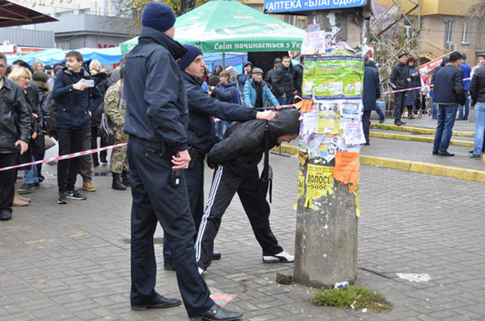 У Миколаєві поліцейський вихопив у молодика гранату з вийнятою чекою