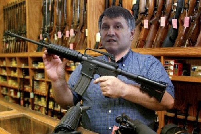Аваков вручил 417 пистолетов одному и тому же лицу
