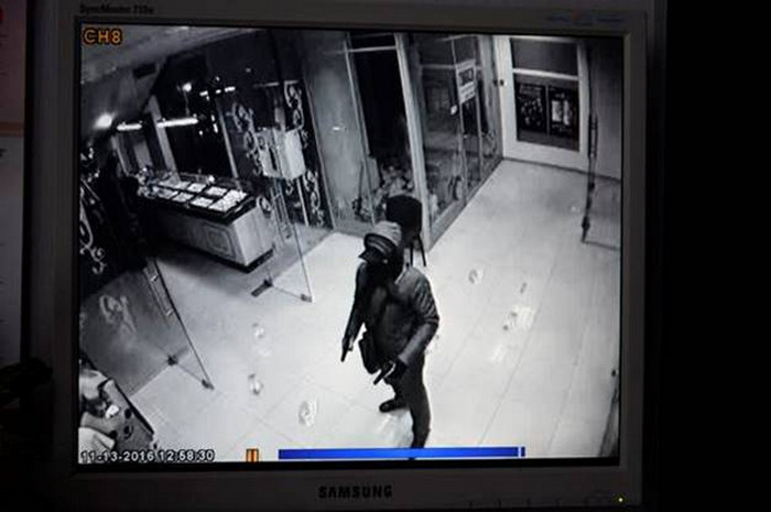 В Киеве вооруженные преступники ограбили ювелирный отдел в торговом центре