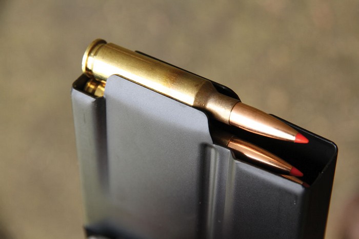 Гвинтівка живиться з магазину від компанії Accurate-Mag на 5 або 10 набоїв. Гвинтівку випускають під боєприпаси 6.5 Creedmoor або .308.