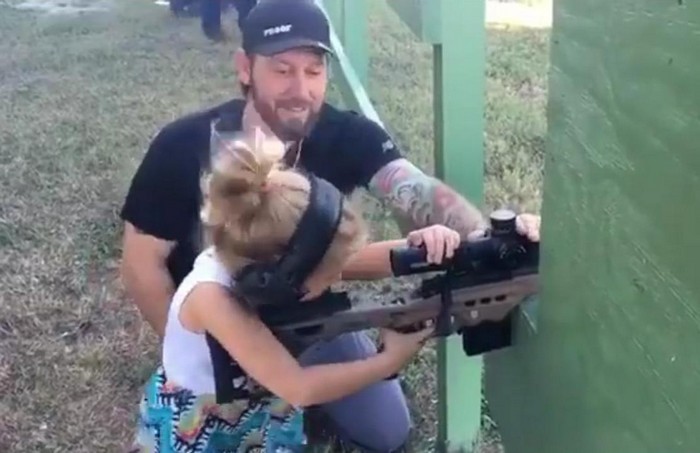 Трирічна дівчина стріляє з гвинтівки