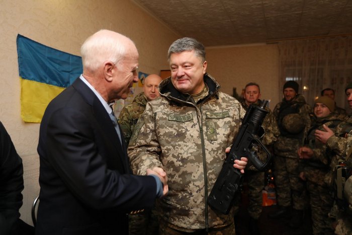 Порошенко нагородив сенатора Маккейна українською зброєю