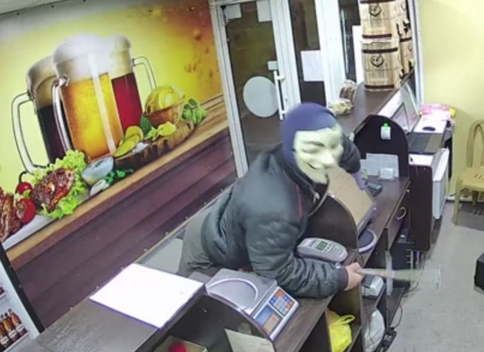 В Запорожье камера зафиксировала наглое ограбление магазина