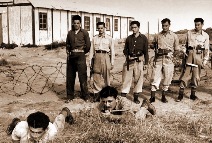 Один из тренировочных лагерей подготовки боевиков «Хаганы». Все вооружены британскими «Стэнами», 1947–1948 гг.
