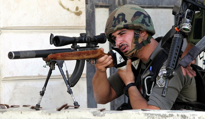 Израильский снайпер с довольно специфическим оружием — американской мелкокалиберной винтовкой «Ругер» 10/22 под патрон .22, снабжённой оптическим прицелом, глушителем и магазином увеличенной ёмкости