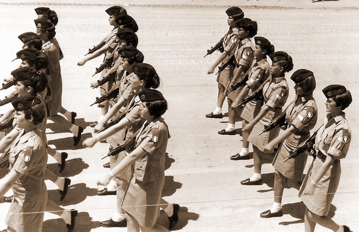 Женщины-военнослужащие ЦАХАЛ, вооружённые пистолетами-пулемётами «Узи», на параде в Иерусалиме, 1968 год
