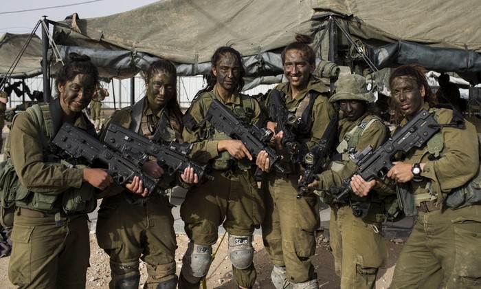 Служба женщин в израильской армии предоставляет фотографу богатый материал в поиске типажей. На фото — солдаты батальона «Каракал», вооружённые «Таворами»