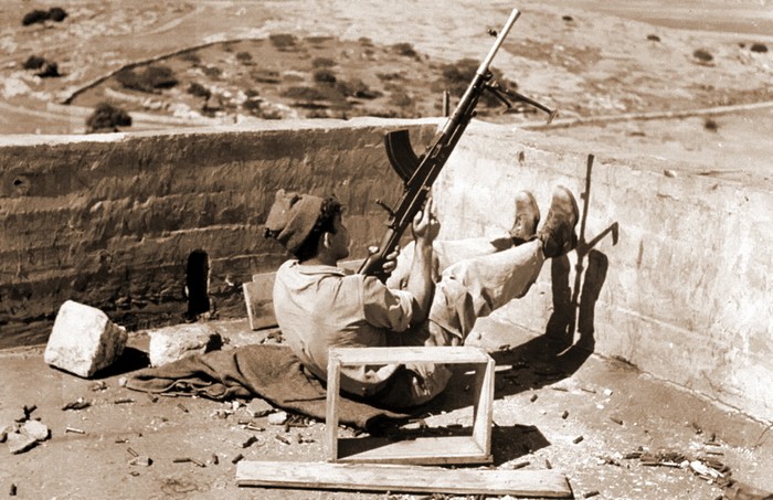 Солдат спит — служба идёт. Скучающий на посту израильский пулемётчик со своим «Бреном», 1948 год