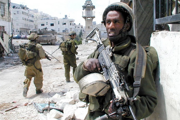 Израильский солдат с «Негевом» в руках на улице в Наблусе (Палестинская автономия). Судя по виду, оружие использовалось явно не для постановочных фотосессий
