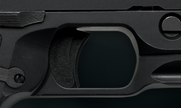 Предохранитель пистолета находится на спусковом крючке и выполнен в классическом стиле M1911.