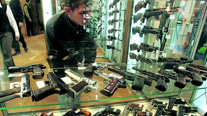 В оружейных магазинах говорят, что покупатели интересуются оружием для самозащиты.