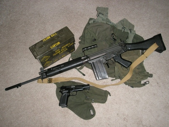 Винтовка FN FAL и пистолет Hi-Power