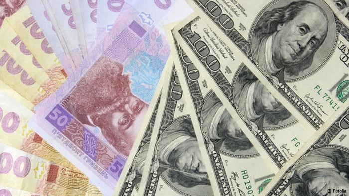 Грабіжники забрали значну суму коштів у гривні та іноземній валюті