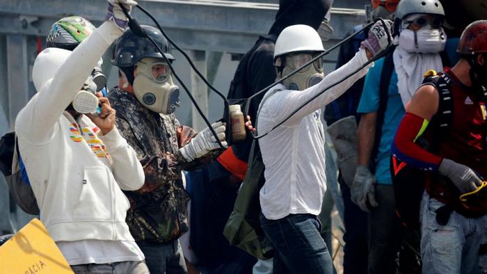 У Венесуелі тривають сутички між антиурядовими маніфестантами і поліцією.