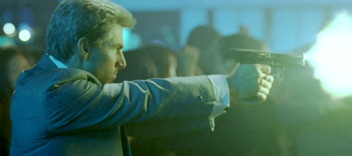 Том Круз у фільмі «Співучасник» з пістолетом Heckler&Koch USP45. Відкриті очі під час пострілу – ознака хорошого тренування.