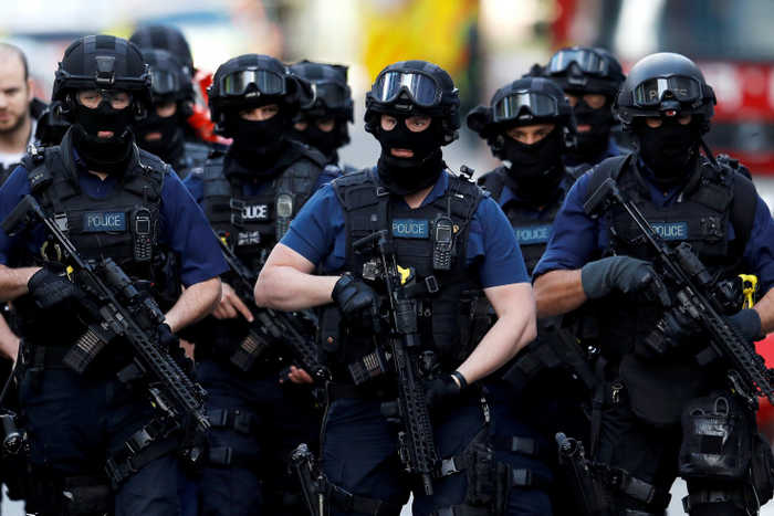 Вооруженные полицейские возле места совершения теракта в Лондоне
