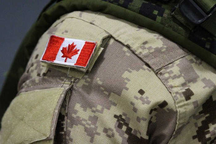 Флаг Канады на плече бойца в городе Трентон, провинция Онтарио.