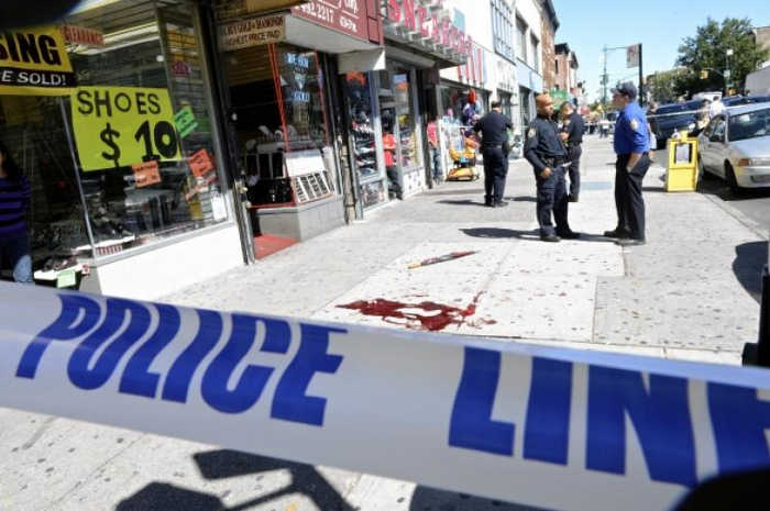 Полиция считает, что он ранен, так как они обнаружили следы крови возле магазина. 