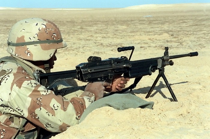Американский морской пехотинец с пулеметом M249 ранних серий. Война в Персидском заливе, 1990 год
