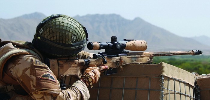 Британский снайпер с винтовкой Accuracy International в Афганистане