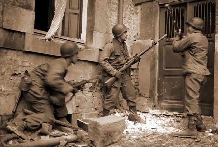 Американские солдаты во время боя на улице одного из немецких городов. «Гаранды» в их руках снабжены ружейными гранатометами M7.