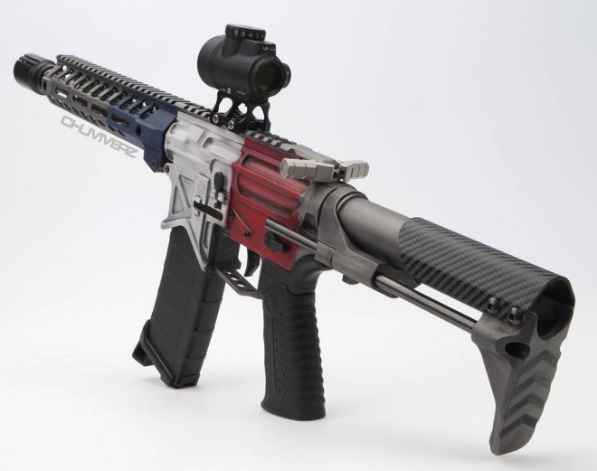 Коллекция винтовок AR-15 в национальных цветах разных стран мира.