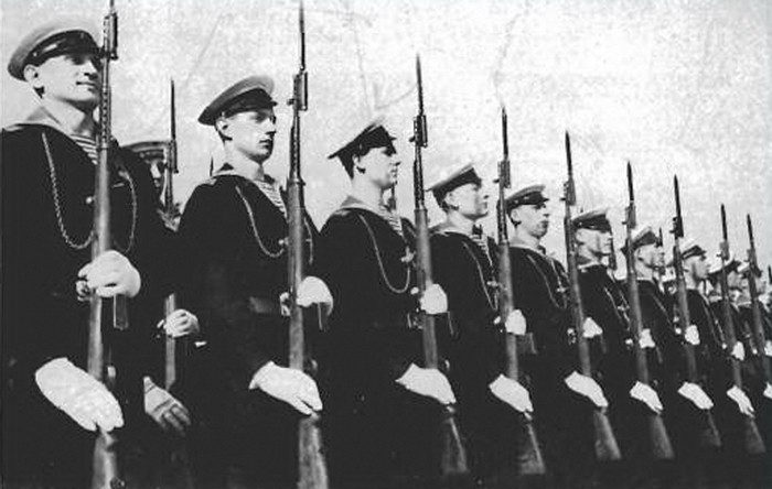 В подписи к этому фото журнал Guns уверял своих читателей, что устаревшие винтовки Токарева годятся лишь как парадное оружие курсантов военных учебных заведений.