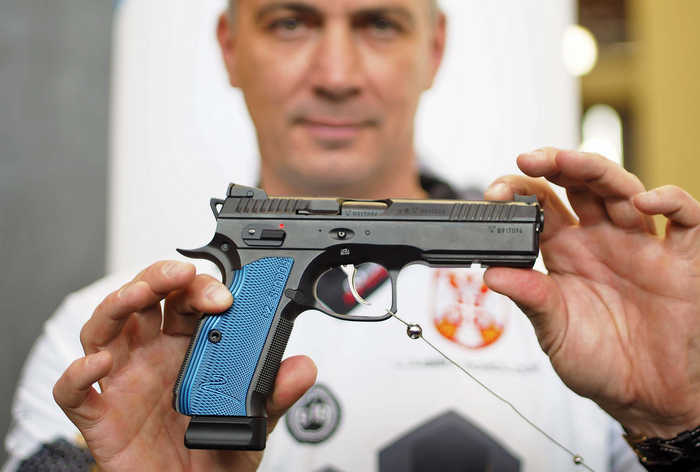 Член команды CZ Shooting Team Любиша Момчилович с пистолетом CZ Shadow 2