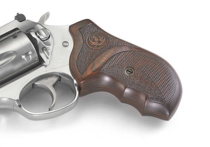 Револьвер продается с деревянными накладками на рукоять от компании Altamont.