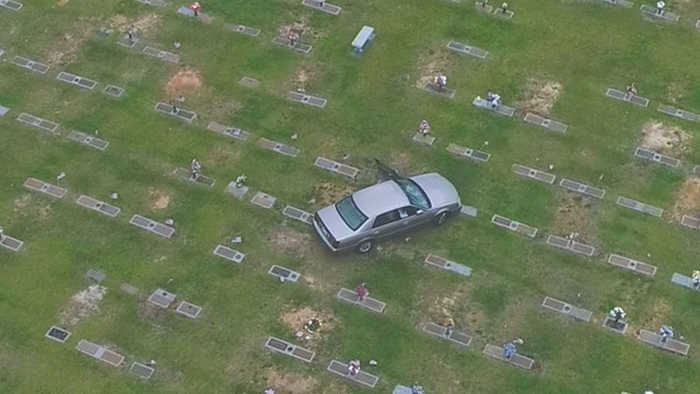 Машина на кладовищі
