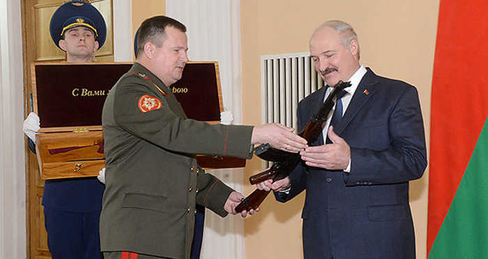 Лукашенко с автоматом Калашникова