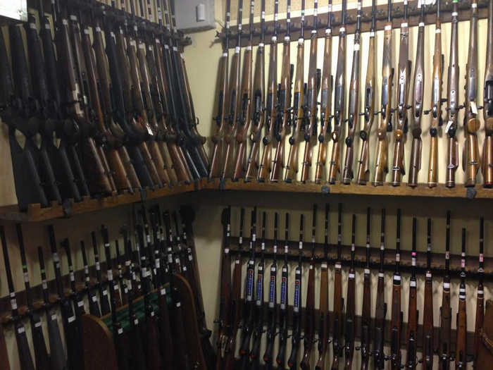 В Мадриде со склада магазина похитили 80 винтовок с оптическими прицелами
