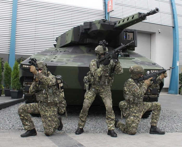 Бійці батальйону територіальної оборони з гвинтівками «Grot» на виставці MSPO 2017.